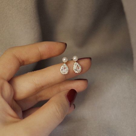925 Sterling Zilveren Parel Zirkon Waterdruppel Oorbellen - Een paar waterdruppel oorbellen van 925 sterling zilver met een glanzende parel en sprankelende zirkon edelstenen op een schone witte achtergrond.