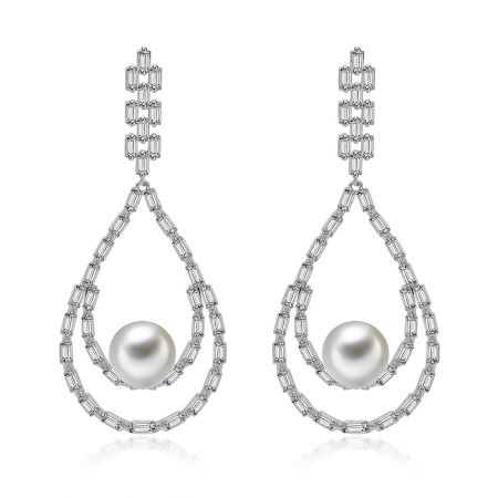 Orecchini Pendenti in Perla - Vista frontale degli Orecchini Pendenti in Perla, che mostrano il design a goccia con una perla centrale di conchiglia e pietre di zirconia cubica bianche circostanti.