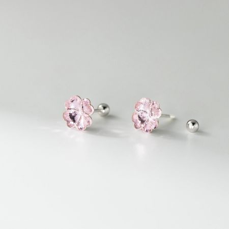 Um par de brincos de trevo de quatro folhas de cristal rosa delicado em prata esterlina 925.