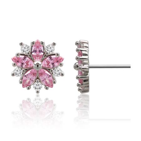 Angle latéral de la boucle d'oreille en fleur Pinky, soulignant le plaquage en rhodium et la fermeture à tige sécurisée.