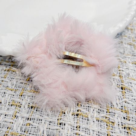 Une pince à cheveux en peluche étoile rose vif avec son fermoir à clip doré durable.