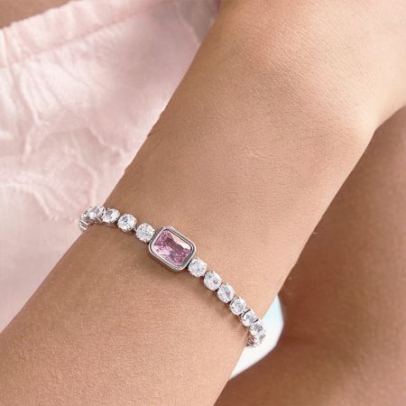 Roze Tennisarmbanden Roestvrijstalen Valentijns Sieraden voor Haar Set van 5 - Een vrouwenpols versierd met een elegante roestvrijstalen roze tennisarmband met een centrale roze cubic zirconia steen, ideaal voor Valentijnsdag.