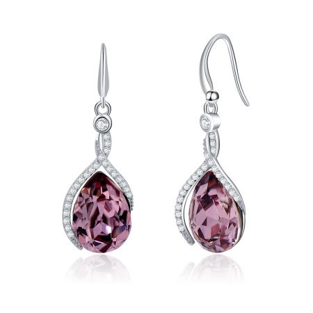 Un paio di orecchini a gancio viola Attract Swarovski esposti su uno sfondo bianco per mostrare il loro design completo.