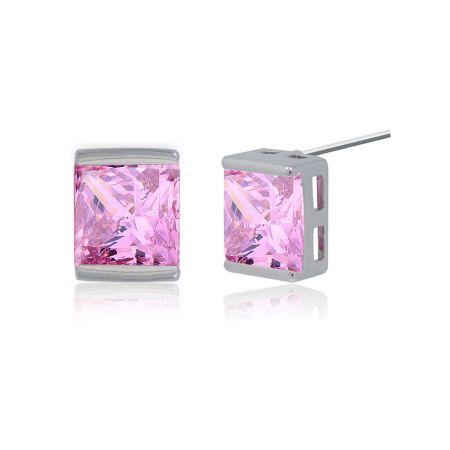 Vue latérale des boucles d'oreilles en CZ rose mettant en valeur les montures en argent.