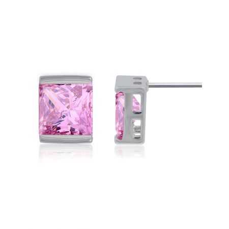 Gros plan détaillé des boucles d'oreilles Lovely Pink CZ dans une monture en argent.