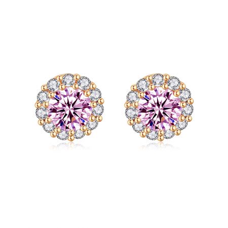 Boucles d'oreilles en zirconium roses et blanches plaquées or rose. - Gros plan des boucles d'oreilles en zirconium plaqué or rose roses et blanches, mettant en avant une pierre centrale en zirconium cubique rose entourée de petites pierres blanches sur un support en or rose.