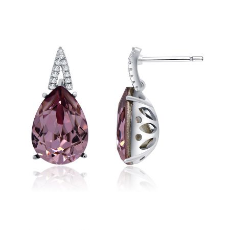 Zijaanzicht van de paarse Swarovski kristallen oorbel met het ontwerp van de sterling zilveren post en sluiting.