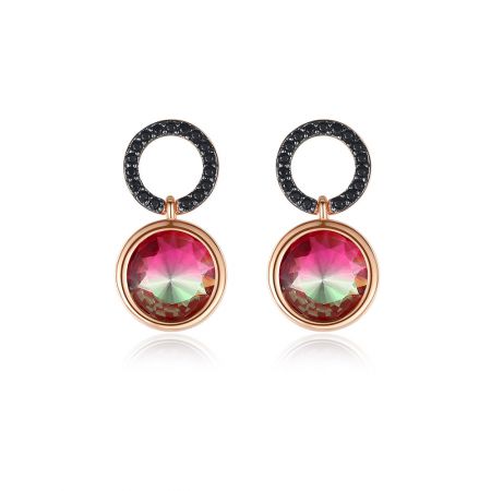 Pendientes en forma de círculo con esmalte rojo fuego. - Un primer plano de los pendientes en forma de círculo con esmalte rojo fuego, mostrando el intrincado chapado en oro rosa, el vibrante vidrio rojo y los brillantes cristales de circonio cúbico negro.