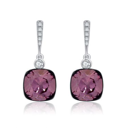 Zijaanzicht van de One Pierced Oorbellen, met de ingewikkelde zetting en glans van de roze edelsteen en diamanten accenten.