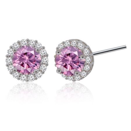 Vue détaillée des boucles d'oreilles en zircon cubique rose montrant le sertissage en argent et l'halo de cristaux.