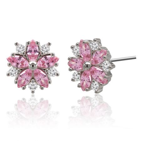 Vue détaillée de la boucle d'oreille en fleur Pinky, mettant en valeur l'agencement complexe de pierres en zircon cubique roses et transparentes.