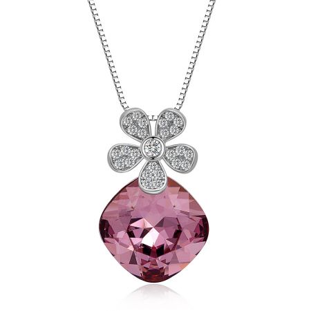 Vue en gros plan du pendentif floral, mettant en valeur le brillant cristal Swarovski rose et les détails pavés étincelants.