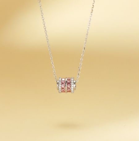 Colgante redondo de plata esterlina 925 - Un primer plano del colgante redondo de plata esterlina 925 (JRS-O01) que presenta una piedra de circonita cúbica rosa brillante en una delicada cadena de plata.