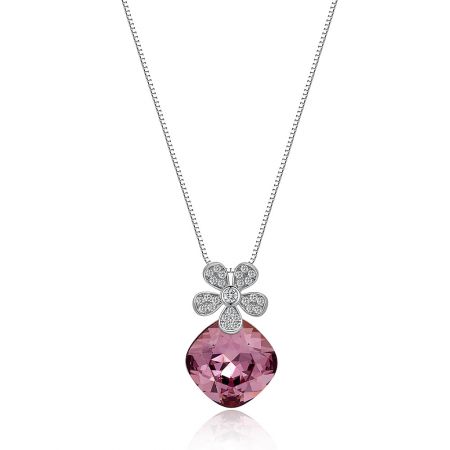 Collier Lovely Flower avec un grand cristal Swarovski rose - Collier Lovely Flower avec un grand pendentif en cristal Swarovski rose, fabriqué en argent sterling 925 plaqué rhodium, sur un fond blanc.