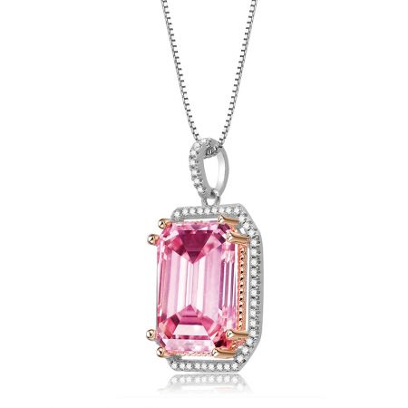 Detalle en primer plano del colgante de piedra preciosa rectangular rosa, mostrando el intrincado engaste y los acentos de oro rosa.