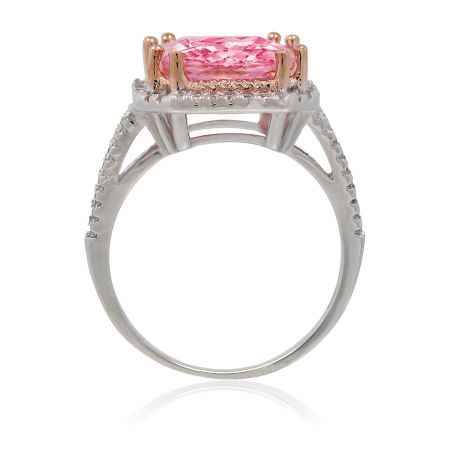 Vista dettagliata della fascia dell'anello 'Will You Be Mine', evidenziando i lati decorativi e la montatura a griffe in oro rosa che tiene la pietra rosa.