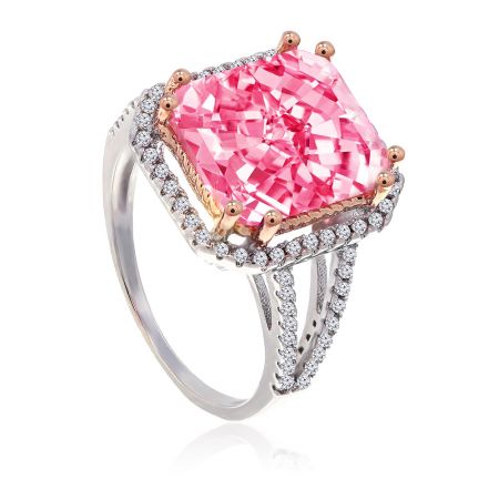 Vista laterale dell'anello CZ rosa bicolore, che mostra l'intricato montatura in oro rosa e argento con diamanti accentati.