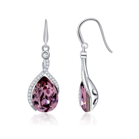 Vista laterale degli orecchini a gancio in cristallo Swarovski viola, che evidenziano la montatura in argento e gli accenti di diamante.