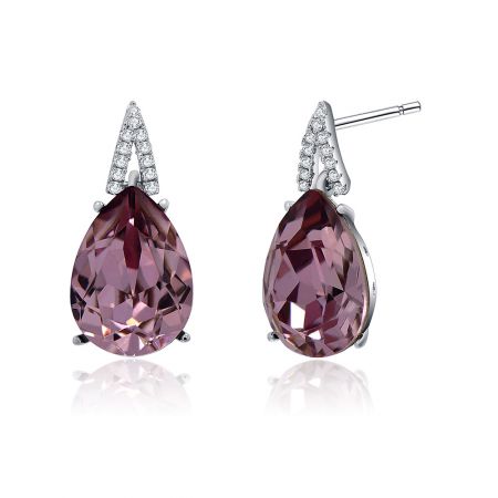 Schuin zicht op de druppelvormige oorbel met de sprankelende diamantaccenten op de zilverkleurige metalen setting.