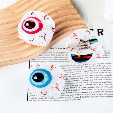 Eine Sammlung von bösen Augen Haarklammern in verschiedenen Farben, künstlerisch angeordnet.