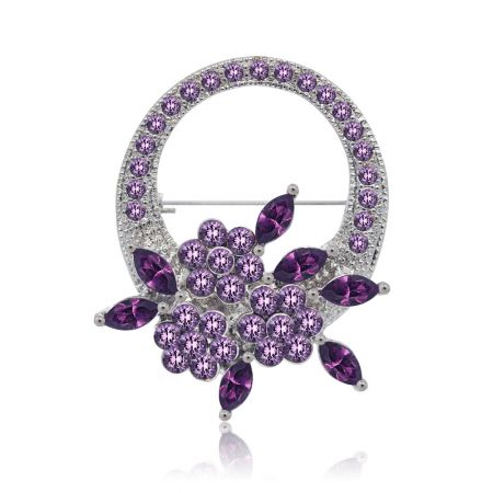 Broche de flor de amatista púrpura vintage - Vista frontal del broche de flor de amatista púrpura vintage, que muestra su intrincado diseño floral con cristales checos en forma de marquesa y redondos en varios tonos de púrpura.