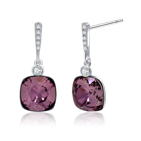 One Pierced Paarse Oorbellen met Swarovski Kristal - Een paar elegante One Pierced Paarse Oorbellen, met vierkante paarse Swarovski-kristallen gezet in rhodium-geplateerd 925 sterling zilver met heldere pavé accenten.
