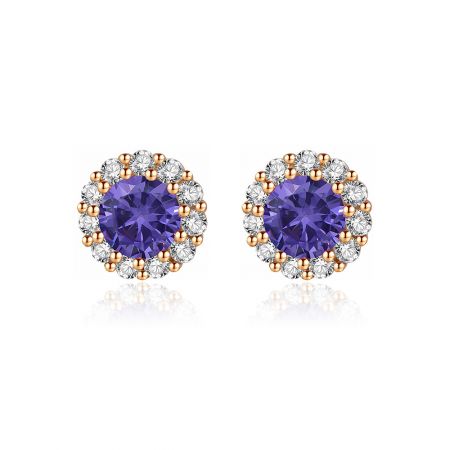 Boucle d'oreille en améthyste et or rose avec zircon cubique - Gros plan sur les boucles d'oreilles en améthyste et or rose, mettant en avant le zircon cubique violet central entouré d'un halo de pierres CZ blanches transparentes.