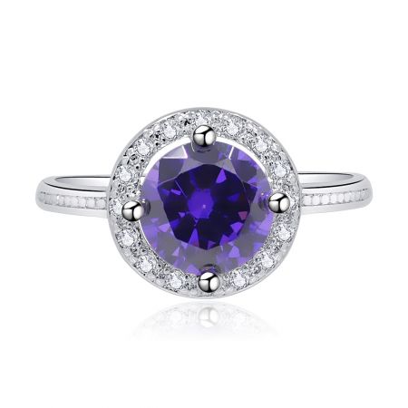 Verblindende Paarse en Witte Zirconia Ring - Een prachtige zilververgulde ring met een grote ronde paarse cubic zirconia centrale steen, omringd door een halo van briljante witte zirconia.