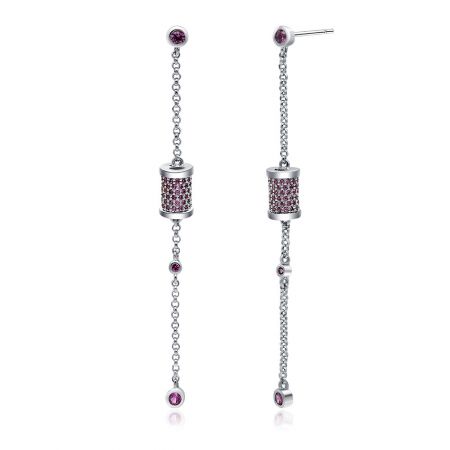 Gros plan sur les boucles d'oreilles en argent pendantes avec pierres précieuses violettes, mettant en avant le design multi-composants avec des charms sur la chaîne pendante.