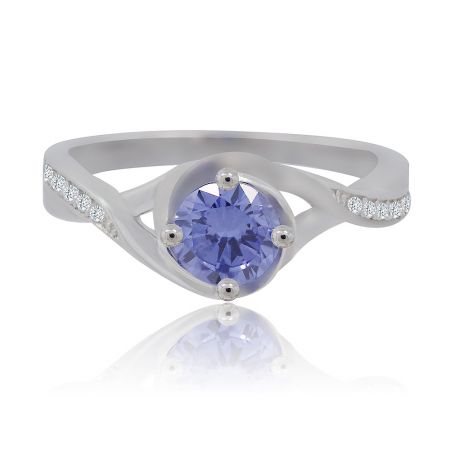 Anello in viola e bianco. - Primo piano dell'anello in viola e bianco, che mette in mostra la sua pietra centrale di tanzanite viola circondata da zirconia cubica scintillante su un anello in argento sterling 925.