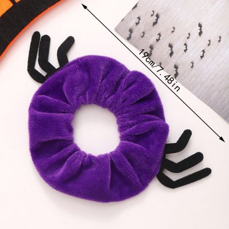 Um scrunchie de Halloween roxo macio projetado com pernas de aranha assustadoras.