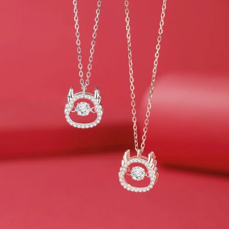 Collar colgante del Año del Dragón con piedra CZ giratoria en plata de ley 925. - Un conjunto de collares colgantes del Año del Dragón en plata de ley 925, mostrando tanto las opciones de color plata como de oro rosa con piedras CZ centrales giratorias.