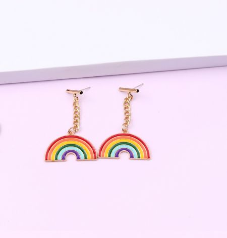 Regenboog LGBT Pride Dangle Oorbellen - Een paar vergulde Rainbow LGBT Pride Dangle Oorbellen met kleurrijke emaille, stijl LGBT-014, op een witte achtergrond.