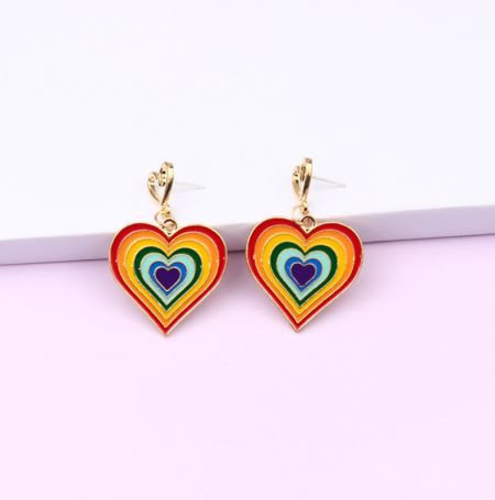 Regenboog LIEFDE LGBT-oorbellen - Een gedetailleerd uitzicht op de Rainbow LOVE LGBT Oorbellen, met de nadruk op de vergulde afwerking en het levendige, gelaagde emaille hartontwerp.