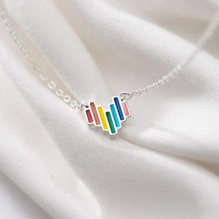 Collar de corazón arcoíris de plata esterlina 925. - Primer plano del collar de corazón arcoíris de plata esterlina 925, destacando los vibrantes circonitas de colores múltiples engastadas en el colgante en forma de corazón.