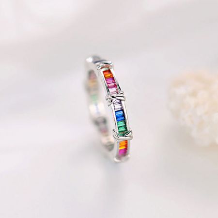 Ensemble de bagues en argent sterling 925 avec croix et zircon arc-en-ciel - Gros plan d'une bague en argent sterling 925 de l'ensemble croix zircon arc-en-ciel, mettant en valeur les pierres zircon vibrantes et multicolores incrustées dans la bande.