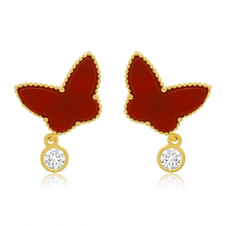 Papillon rouge avec goutte en CZ pendante - Une paire de boucles d'oreilles pendantes en forme de papillon rouge, mettant en valeur l'émail rouge vibrant, la finition en laiton plaqué or et les pierres en zircon cubique étincelantes.