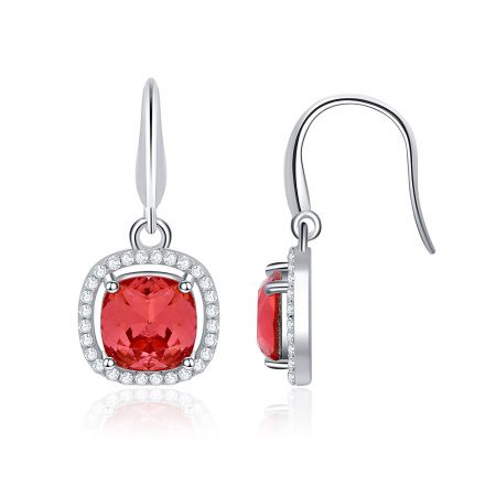 Close-up dos brincos de cristal vermelho Square Pave Cushion exibindo a brilhante pedra Swarovski.