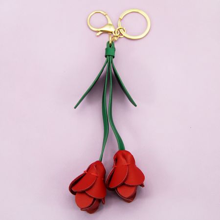 Porte-clés tulipe en cuir PU, charme floral pour sacs, cadeau pour femmes en gros. - Porte-clés fleur tulipe en cuir PU rouge vif avec tiges vertes et clip en métal doré poli, conçu comme un charme de sac élégant.