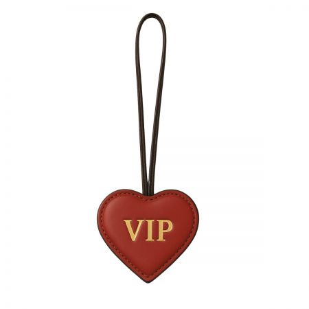 Un vivace tag VIP a forma di cuore in pelle rossa, perfetto per eventi e branding.