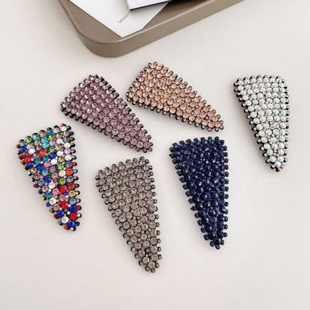 Horquilla triangular BB de cristal y clips de barra lateral para niñas - Una colección vibrante de seis horquillas triangulares BB de cristal en colores variados, incluyendo rosa, azul y champán, que muestran sus brillantes adornos de strass.