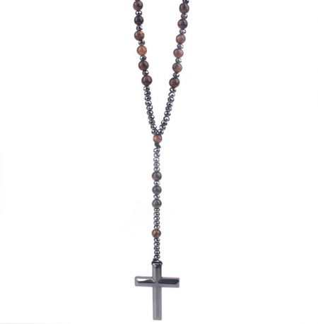 Una bellissima collana rosario con perle marroni calde e una croce dettagliata in argento, disponibile per ordini personalizzati.