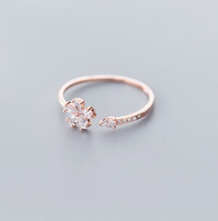 Vista en primer plano del anillo de flor de plata esterlina 925 en oro rosa que muestra sus detalles de circonita cúbica similares a diamantes.