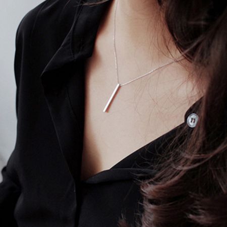Modèle portant le collier pendentif en barre en argent 925 minimaliste, mettant en valeur sa simplicité élégante.