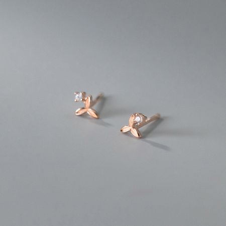 Elegante roségouden afwerking op de kleine zircon bloemenstud oorbellen, perfect voor een warme, romantische look.