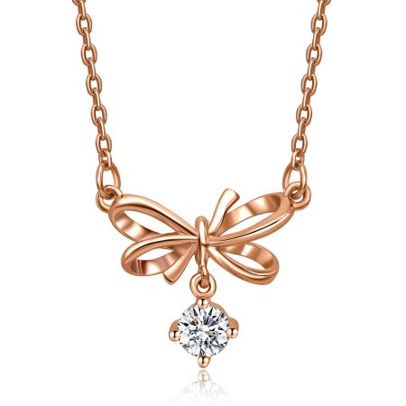 Gesamtansicht der roségoldenen 'Take A Bow'-Halskette, die die Kette und den Federverschluss zeigt.