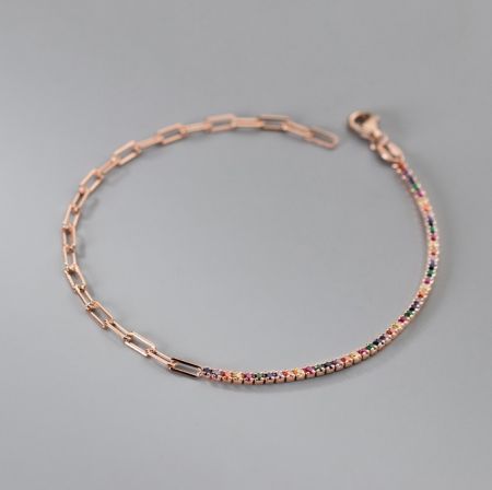 925 sterling zilveren multi-cz paperclip kettingarmband - Een close-up van de 925 sterling zilveren multi-cz paperclipkettingarmband met een roségouden afwerking, met de ingewikkelde paperclipschakels en levendige, veelkleurige zirkoniastenen.