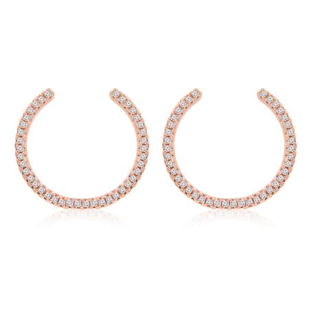 Boucle d'oreille à clou Open Circle - Gros plan de la boucle d'oreille Open Circle en plaqué or rose, présentant un design délicat de hoop ouvert orné de pierres en zircon cubique serties pavé scintillantes.