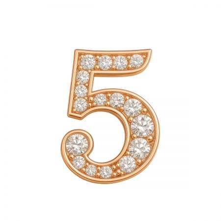 Vista detallada de un broche con el número 5 en oro rosa, perfecto para un 5º aniversario.