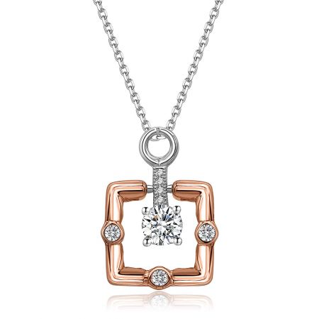 Vue détaillée du pendentif carré bicolore montrant le cristal Swarovski et le sertissage complexe.